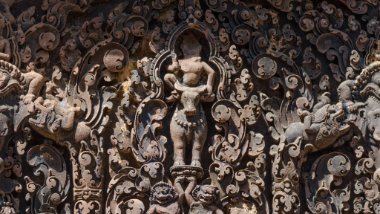 Banteay Srei - Lintel Südsturz des Südheiligtums - Yama, Gott der Gerechtigkeit und des Todes auf einem Büffel / South-facing lintel of the south sanctuary tower - Yama, god of...