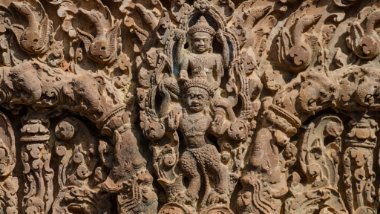 Banteay Srei - Lintel Sturz des nördlichen Heiligtums nach Westen gerichtet: Vishnu auf Vahana (Garuda) / Northern sanctuary west-facing lintel: Vishnu on vahana (Garuda)