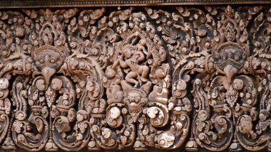 Banteay Srei - Lintel Sturz mit Ravana, der Sita entführt / Lintel displaying Ravana kidnapping Sita