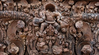 Banteay Srei - Lintel Detail des Sturz der östlichen Gopura - Indra und Airvata / Detail of the pediment on the eastern gopura - Indra and Airvata