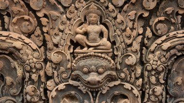 Banteay Srei - Lintel Shiva der über einer Darstellung von Kala sitzt / Shiva seated above a representation of Kala
