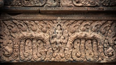 Banteay Srei - Lintel Nördliches Heiligtum Giebel nach Westen: Vishnu auf Vahana (Garuda) / Northern sanctuary west-facing lintel: Vishnu on vahana (Garuda)