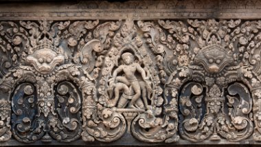 Banteay Srei - Lintel Nördliches Heiligtum Giebel nach Norden: Bhima tötet Jarasandha, indem er den Körper in zwei Hälften zerreißt / Northern sanctuary North-facing Pediment: Bheema...