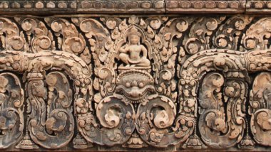 Banteay Srei - Lintel Dieser Giebel stellt Shiva in seiner Mitte dar, der über einer Darstellung von Kala sitzt, die sowohl Zeit als auch Tod darstellt / This pediment represents...