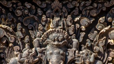 Banteay Srei - Lintel Detail des Sturzes am südlichen Heiligtum - Kalas beißen in den Kopf eines Elefanten / Detail of the lintel on the southern sanctuary - Kalas bites the head of...
