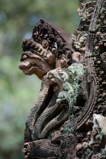 Banteay Srei - Naga Naga Skulptur im Banteay Srei Tempel / Naga sculpture at Banteay Srei Temple