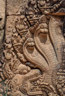 Banteay Srei - Naga Naga Basrelief im Banteay Srei Tempel / Nagabas relief at Banteay Srei Temple