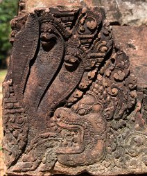 Banteay Srei - Naga Fragmant einer Naga Skulptur im Banteay Srei Tempel / Fragment of a Naga sculpture at Banteay Srei Temple