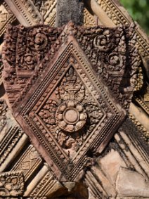 Banteay Srei - Ornament Giebel mit Ornamenten im Banteay Srei Tempel / Pediment with ornaments in Banteay Srei temple