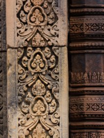 Banteay Srei - Ornament Türsäule mit tief geschnitzten Ornamenten im Banteay Srei Tempel / Door pillar with deep carved ornaments in Banteay Srei temple