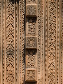 Banteay Srei - Ornament Tür mit tief geschnitzten Ornamenten im Banteay Srei Tempel / Blind door with deep carved ornaments in Banteay Srei temple