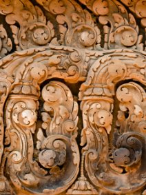 Banteay Srei - Ornament Detail eines Sturzes mit Ornamenten im Banteay Srei Tempel / Detail of a lintel with ornaments in Banteay Srei temple