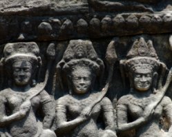 Banteay Thom Pediment - Buddha with female worshippers