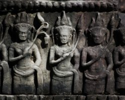 Banteay Thom Pediment - Buddha with female worshippers