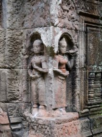 Krol Ko Temple Eckrelief mit Devatas am Krol Ko Tempel / Corner relief with devatas at Krol Ko Temple