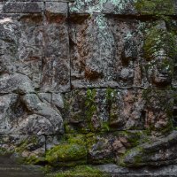 Leper King Terrace  Steinreliefs mit Devata und Wächtern der hinduistischen und buddhistischen Mythologie an den Wänden der Leprakönigsterrasse / Stone Reliefs Depicting Devata and Guardians of Hindu and Buddhist Mythology on Walls of Leper King Terrace