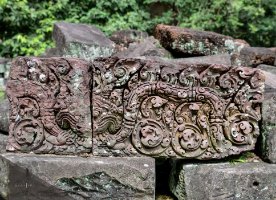 Preah Pithu Tempel T (481)  Kala auf zerbrochener Lintel aus rotem Sandstein im Tempel T (481) / Kala on broken red sandstone lintel at temple T (481)