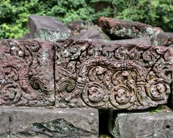 Preah Pithu Tempel T (481)  Kala auf zerbrochener Lintel aus rotem Sandstein im Tempel T (481) / Kala on broken red sandstone lintel at temple T (481)