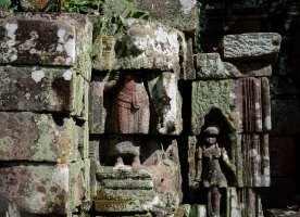 Preah Pithu Tempel U (482)  Devatas in den Ruinen von Tempel U (482) bei Preah Pithu / Devatas in the ruins of Temple U (482) at Preah Pithu