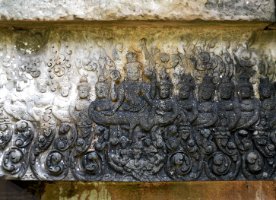 Preah Pithu Tempel U (482)  Sturz mit einer Szene aus dem Rühren des Milchmeeres - Preah Pithu Gruppe Tempel U (482) / Lintel with a scene from the Churning of the Sea of Milk - Preah Pithu Group Temple U (482)