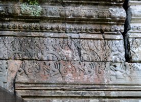 Preah Pithu Tempel U (482)  Wanddekoration mit tanzenden Figuren über einer Fensteröffnung - Tempel U (482)  Preah Pithu Gruppe / Wall decoration with dancing figures over a window opening - Tempel U (482) Preah Pithu Group