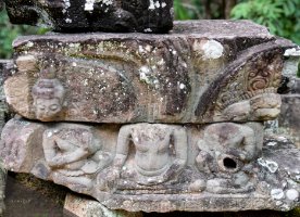Preah Pithu Tempel X (483)  Zerbrochen Fragmente von unterschiedlichen Reliefs / Broken fragments of different reliefs