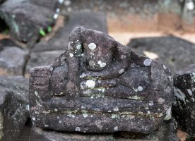 Preah Pithu Tempel X (483)  Zerbrochenes Fragment einer Buddha-Statue /Broken fragment of a Buddha statue