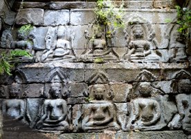 Preah Pithu Tempel X (483)  Zwei Reihen von Buddhas an den Innenwände des Heiligtums / Two rows of Buddhas at the inner sanctuary walls