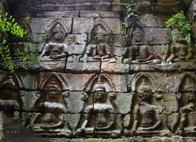Preah Pithu Tempel X (483)  Zwei Reihen von Buddhas an den Innenwände des Heiligtums / Two rows of Buddhas at the inner sanctuary walls