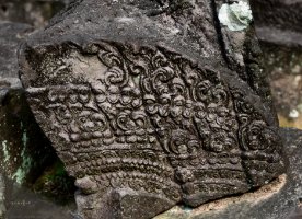 Preah Pithu Tempel X (483)  Zerbrochenes Fragment einer dekorativen Verzierung - Tempel X / Broken fragment of a decorative ornament - Temple X