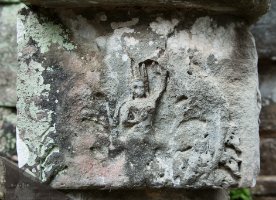 Preah Pithu Tempel V (484)  Kleine weibliche Figur - Dekorative Verzierung auf einem Pilaster / Small female figure - decorative ornament on a pilaster