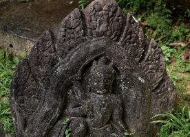 Preah Pithu Tempel V (484)  Zerbrochenes Fragment einer Statue /Broken fragment of a statue