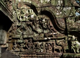 Preah Pithu Tempel Y (485)  Vishnu, der drei Schritte um die Welt macht - südlicher Tympanon im Tempel Y / Vishnu taking three strides across the world - South tympanum at Temple Y