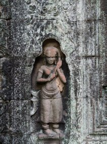 Ta Som Devata Devata an einer Wand des Ta Som Tempels (Thorani wringt ihre Haare) / Devata on a wall of Ta Som Temple (Thorani is wringing her hair)