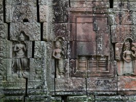 Ta Som Tempelwand mit Devatas / Tempel Wall with Devatas