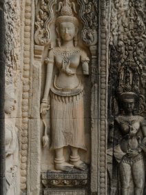 Thommanon Eine Devata und zwei Apsaras an den Wänden des Thommanon Tempels / A Devata and two Apsaras on the walls of Thommanon Temple